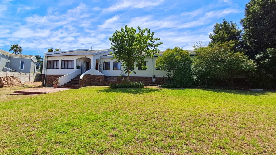 5 Bedroom Property for Sale in Bergsig Western Cape